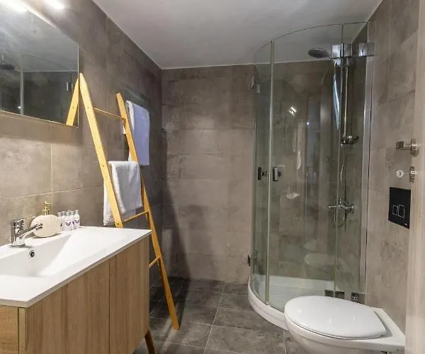 V&m Traditional Luxury Villa